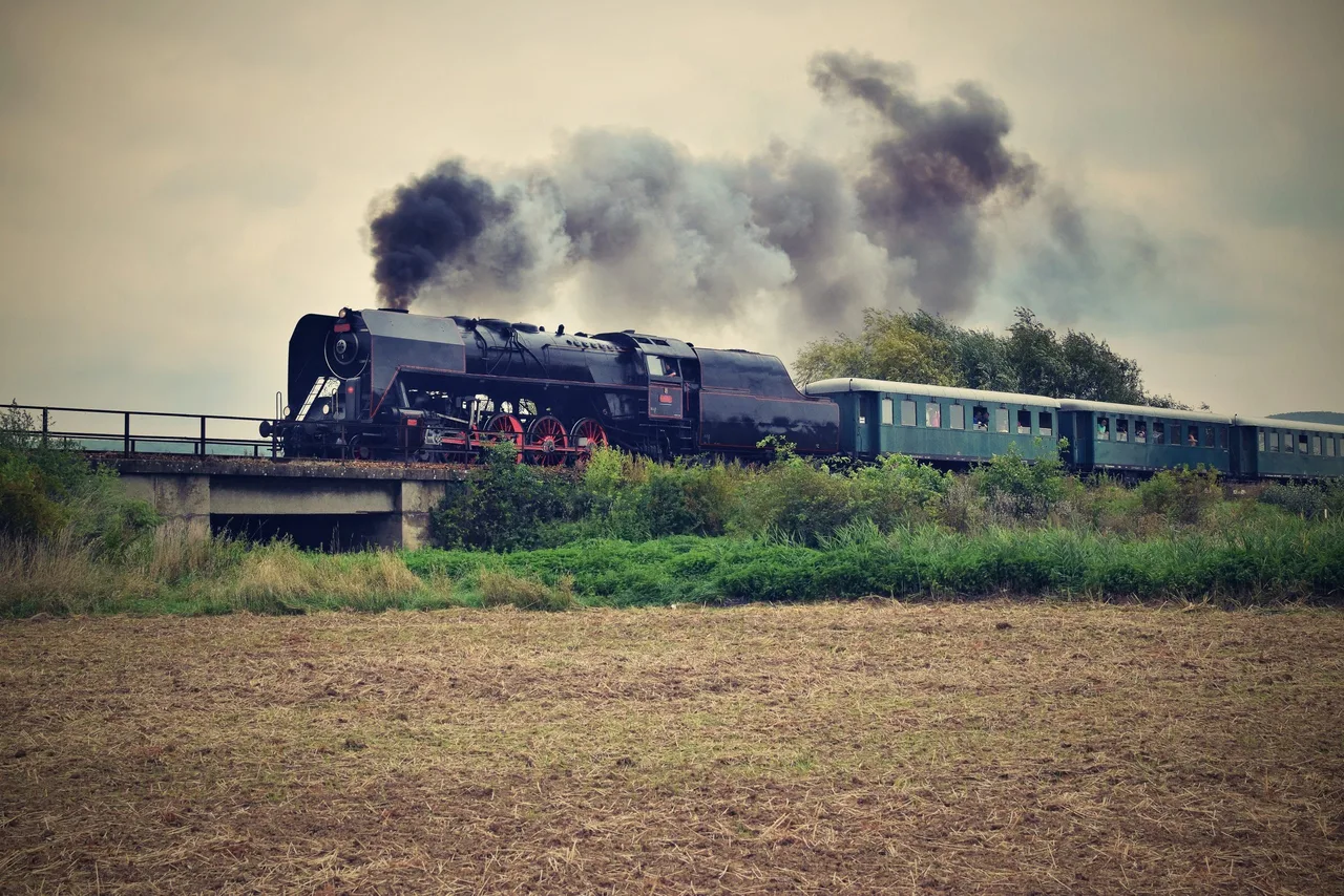 Dampflokomotive auf Brücke