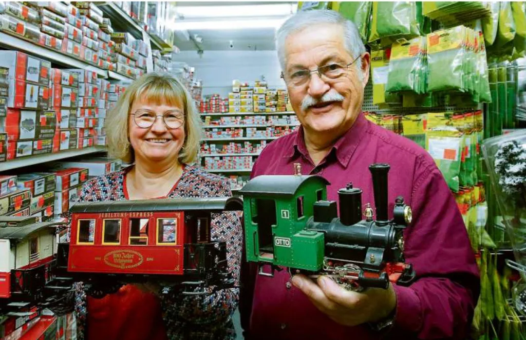 Das Team der Eisenbahnbörse mit Jubiläums-Modell