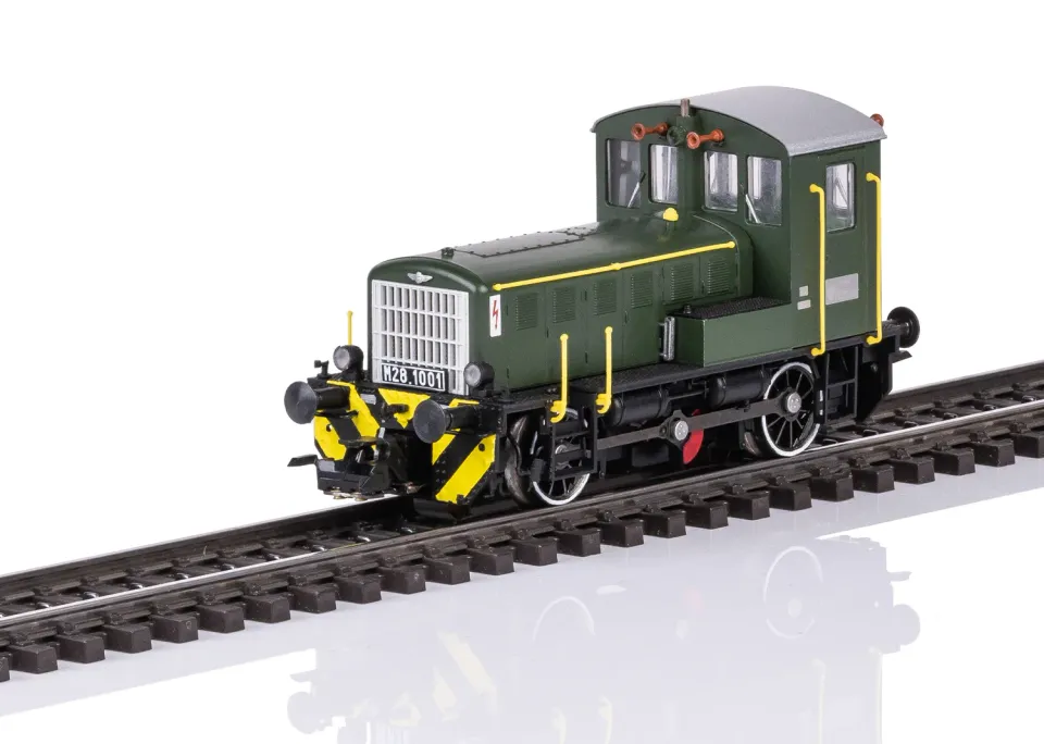 Die Märklin Werkslok Győr, Betriebsnummer M28.1001, in chromoxidgrüner Lackierung